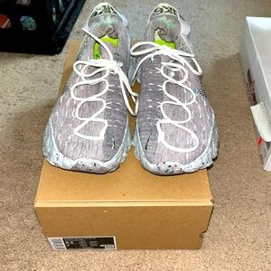 Women’s Nike Space Hippie 04 (summit white/mean green)